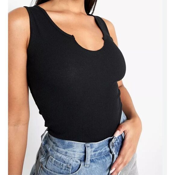 Olivaceous Tops - OLIVACEOUS black notched tank top size M